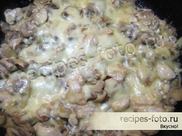 Вкусный жульен с курицей и грибами на сковороде