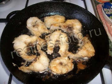 Вкусный минтай с луком на сковороде