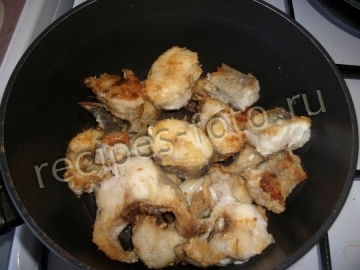 Вкусный минтай с луком на сковороде
