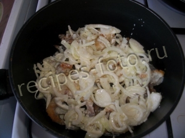 Вкусный минтай с луком на сковороде
