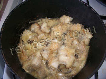 Вкусный минтай с луком на сковороде