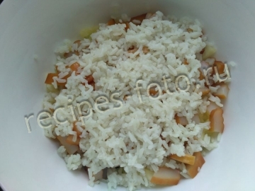 Вкусный салат с копчеными кальмарами, кукурузой и рисом
