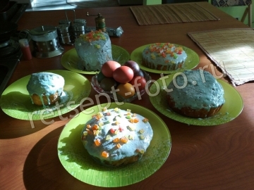 Влажный кулич на сливках с цукатами и изюмом