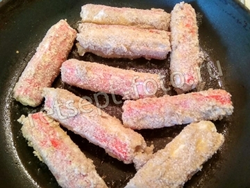Закуска из крабовых палочек с сыром в кляре