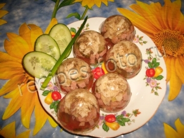 Заливные яйца в формочках