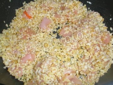Запеканка из булгура с курицей, ореховым соусом и сыром