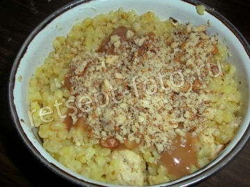 Запеканка из булгура с курицей, ореховым соусом и сыром