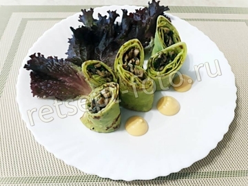 Зеленые блинчики со шпинатом и начинкой из грибов