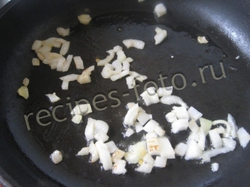 Зеленый суп со щавелем, горошком, яйцом и сыром