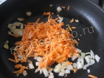 Зеленый суп со щавелем, горошком, яйцом и сыром