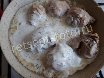 Жареная курица в сметане с луком