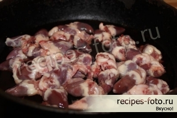 Жареные куриные сердечки с картошкой (очень простой рецепт)