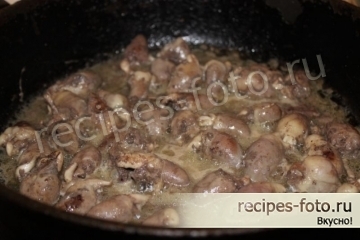 Жареные куриные сердечки с картошкой (очень простой рецепт)