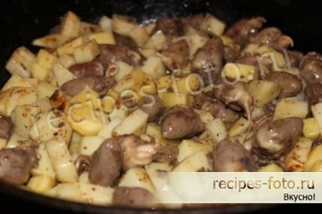 Жареные куриные сердечки с картошкой (очень простой рецепт)