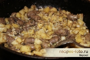 Жареные куриные сердечки с картошкой (очень простой рецепт)