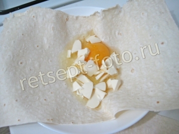 Жареные конвертики из лаваша с сыром и яйцом