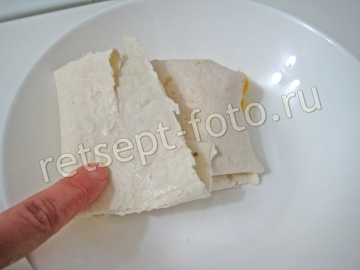 Жареные конвертики из лаваша с сыром и яйцом