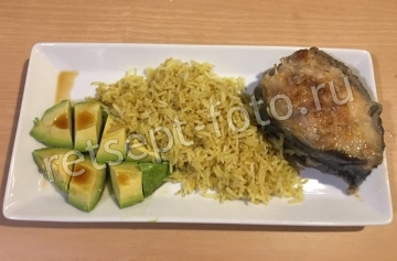 Жареный сом с рисом