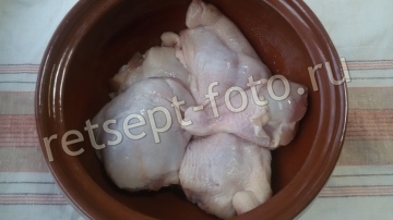 Жаркое из куриных ножек с картошкой в горшочках
