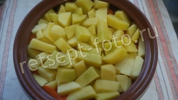 Жаркое из куриных ножек с картошкой в горшочках