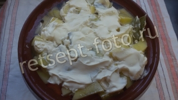Жаркое из куриных ножек с картошкой в горшочках