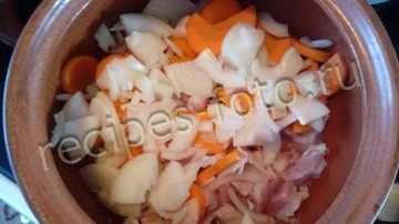 Жаркое из свинины с овощами в горшочках