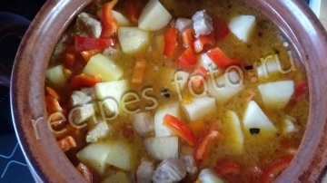 Жаркое из свинины с овощами в горшочках