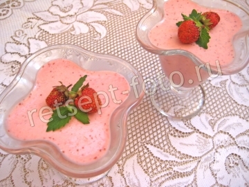Желе с клубникой и сметаной