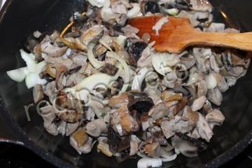 Жюльен с курицей и грибами в горшочках