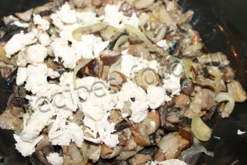 Жюльен с курицей и грибами в горшочках