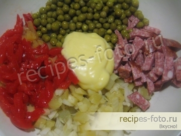 Зимний салат с консервированным перцем и колбасой