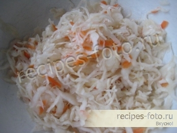 Зимний салат с квашеной капустой, колбасой и картофелем