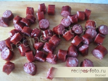 Зимний салат с квашеной капустой, колбасой и картофелем