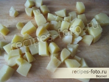 Зимний салат с квашеной капустой, колбасой и картофелем