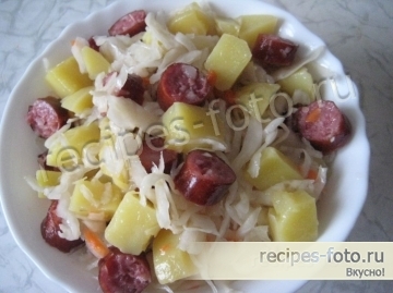 Зимний салат с квашеной капустой, колбасой и картофелем