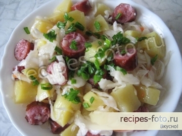 Зимний салат с квашеной капустой, колбасой и картофелем