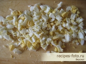 Зимний салат с солеными огурцами и картофелем без майонеза