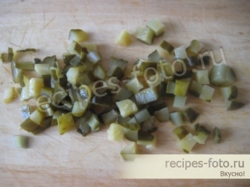 Зимний салат с солеными огурцами и картофелем без майонеза