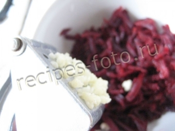 Вкусные бутерброды с селедкой и свеклой на черном хлебе