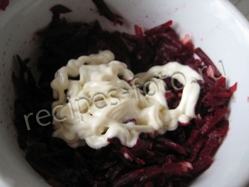 Вкусные бутерброды с селедкой и свеклой на черном хлебе