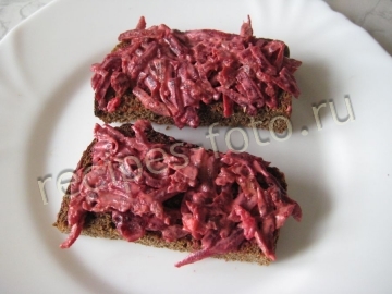 Вкусные бутерброды с селедкой и свеклой на черном хлебе