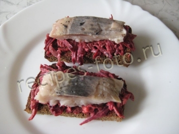 Вкусные бутерброды с селедкой и свеклой на черном хлебе