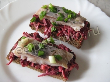 Вкусные бутерброды с селедкой и свеклой на черном хлебе