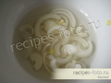 Вкусный мясной салат со свининой и солеными огурцами