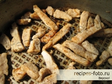 Вкусный мясной салат со свининой и солеными огурцами