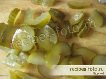 Вкусный мясной салат со свининой и солеными огурцами