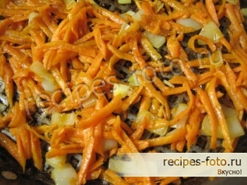 Вкусный мясной салат со свининой и солеными огурцами