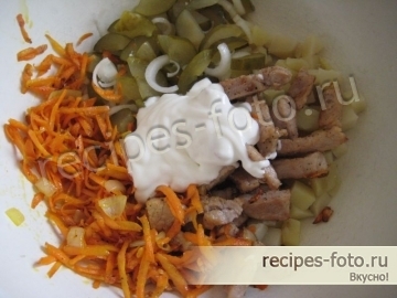 Вкусный мясной салат со свининой и солеными огурцами