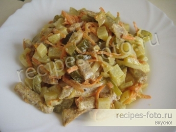 Вкусный мясной салат со свининой и солеными огурцами