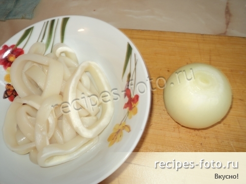 Кальмары жареные с луком